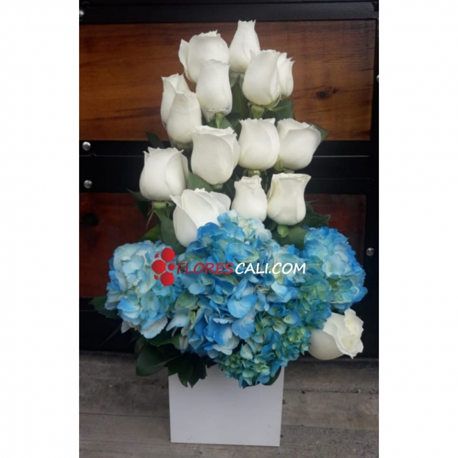 Arreglo rosa blanca y hortensias Flores en Cali