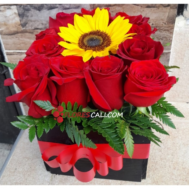 Cubo rosas y girasol en cali