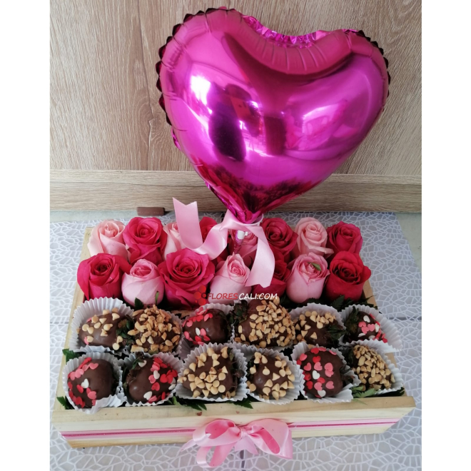 Bandeja de rosas y fresas con chocolate, arreglos para san valentin en cali