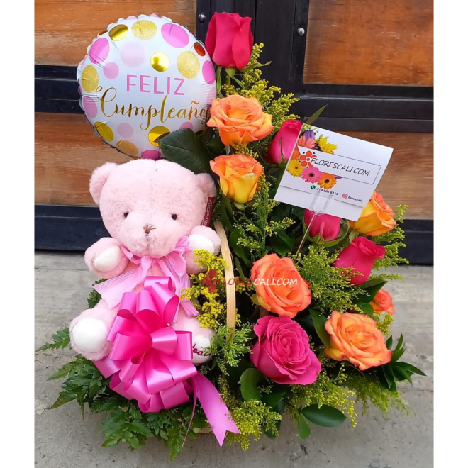 Canasta de rosas y oso de peluche en cali
