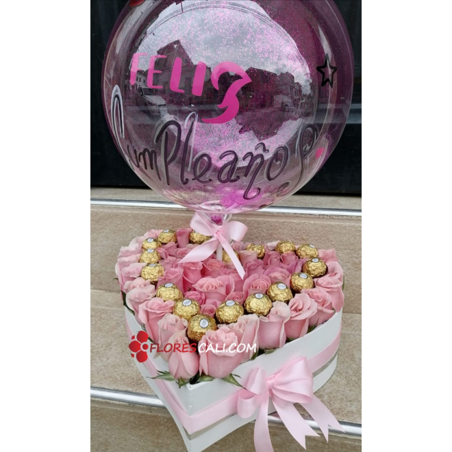 Corazon de rosas rosadas con chocolates cali