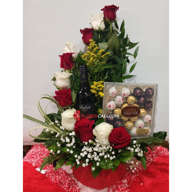 Arreglo floral media luna con chocolates y vino en cali