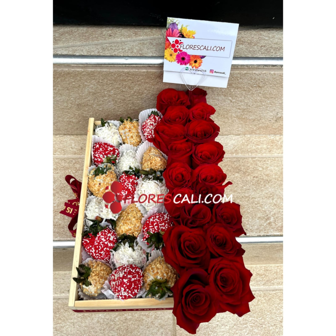 Detalle de fresones y rosas en cali