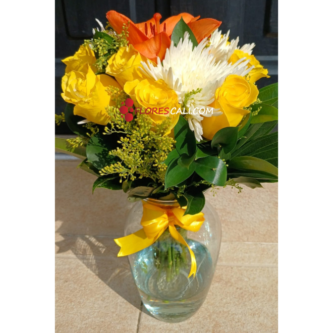 Jarron amarillo variedad de flores cali