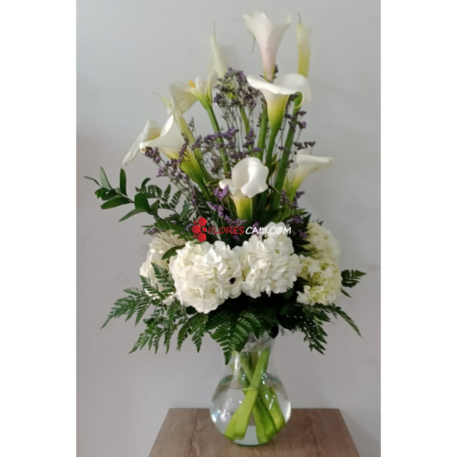 Jarron elegante de flores blancas cali