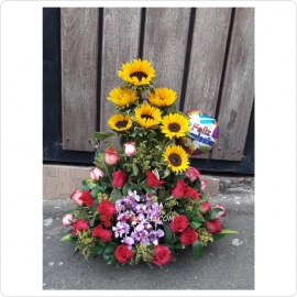 Arreglo rosas, hortensias y girasoles día de la Madre