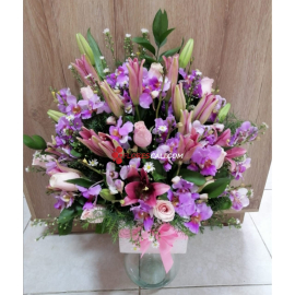 Cubo de orquidea y lirios en cali