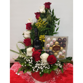 Arreglo floral media luna con chocolates y vino en cali