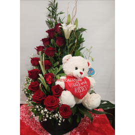 Arreglo alto rojo con peluche para mamá