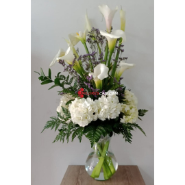 Jarron elegante de flores blancas cali